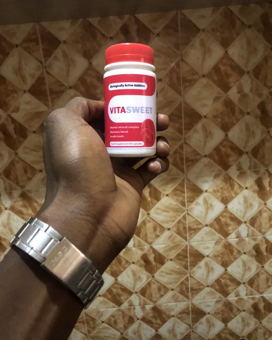 Koffi Brou avec son flacon de Vitasweet à Abobo, Abidjan