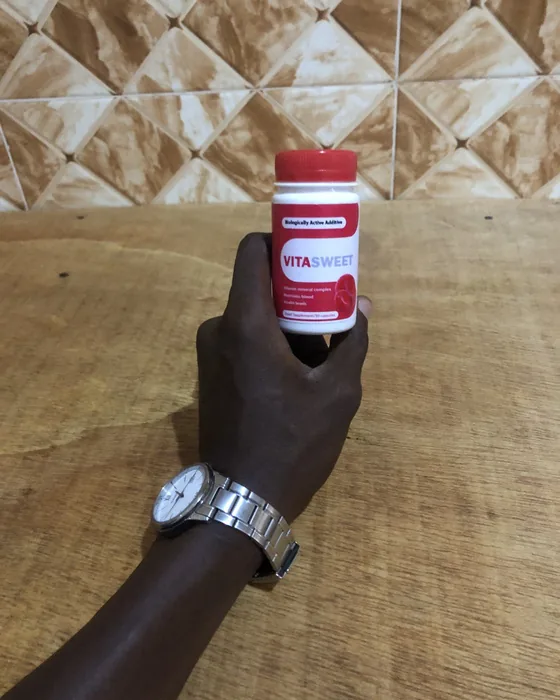 Traoré Bakary avec son flacon de Vitasweet à Bouaké